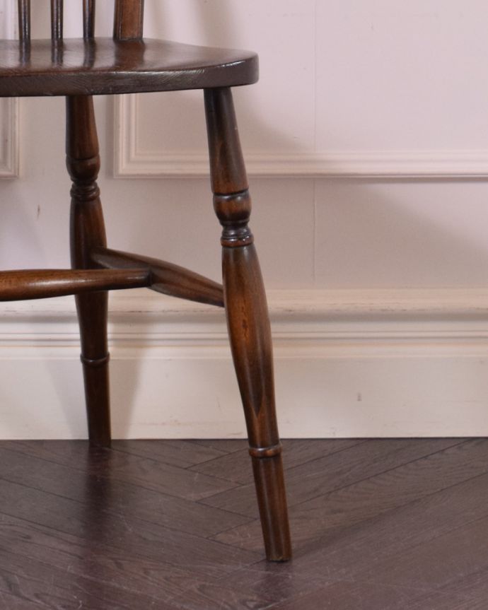 キッチンチェア　アンティーク チェア　オシャレな背もたれのキッチンチェア、アンティークの板座イス。彫が入った美しい脚。(k-1274-c)