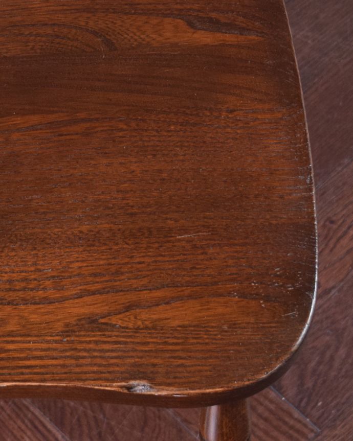 キッチンチェア　アンティーク チェア　オシャレな背もたれのキッチンチェア、アンティークの板座イス。板座のチェアは、木の温もりが感じられるので、木の家具が好きと言う方にかなりオススメです！。(k-1274-c)