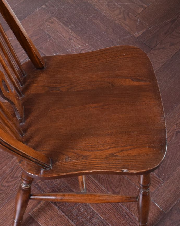 キッチンチェア　アンティーク チェア　オシャレな背もたれのキッチンチェア、アンティークの板座イス。座面は、角が丸く作られているので、小さいお子様がいるご家庭でも安心です。(k-1274-c)