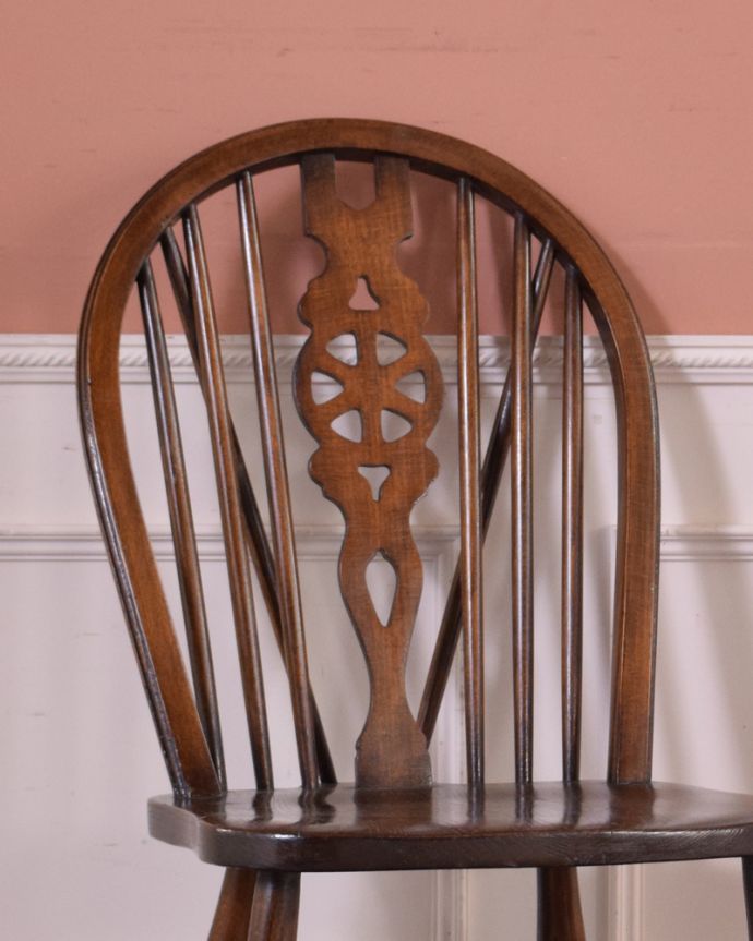 キッチンチェア　アンティーク チェア　オシャレな背もたれのキッチンチェア、アンティークの板座イス。キズや汚れ、木目や色は1脚1脚微妙に違いますが、どれもキレイに仕上げています。(k-1274-c)