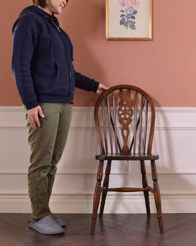 キッチンチェア　アンティーク チェア　オシャレな背もたれのキッチンチェア、アンティークの板座イス。キッチンチェアは可愛いのでいつも大人気。(k-1274-c)