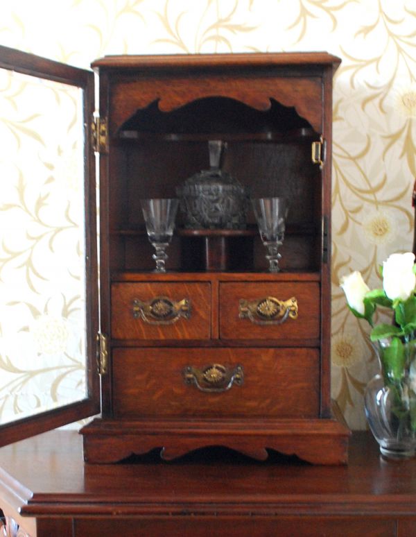 ウォールシェルフ・ウォールハンガー　アンティーク家具　英国の壁付けスモーカーズキャビネット、ガラス扉のアンティークウォールキャビネット 。落ち着いた雰囲気が美しいウォールキャビネット。(k-1274-f)