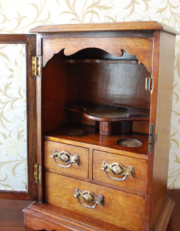 ウォールシェルフ・ウォールハンガー　アンティーク家具　英国の壁付けスモーカーズキャビネット、ガラス扉のアンティークウォールキャビネット 。内側はボディと同じ色味の木肌になっています。(k-1274-f)