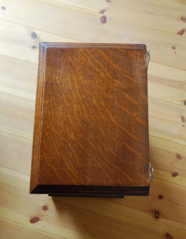 ウォールシェルフ・ウォールハンガー　アンティーク家具　英国の壁付けスモーカーズキャビネット、ガラス扉のアンティークウォールキャビネット 。天板もキレイに仕上げてあります。(k-1274-f)