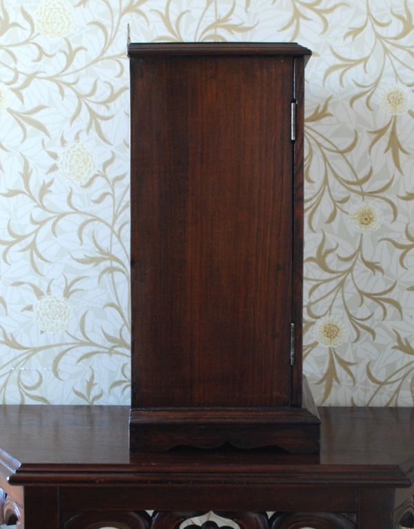 ウォールシェルフ・ウォールハンガー　アンティーク家具　英国の壁付けスモーカーズキャビネット、ガラス扉のアンティークウォールキャビネット 。サイドもしっかり作られています。(k-1274-f)
