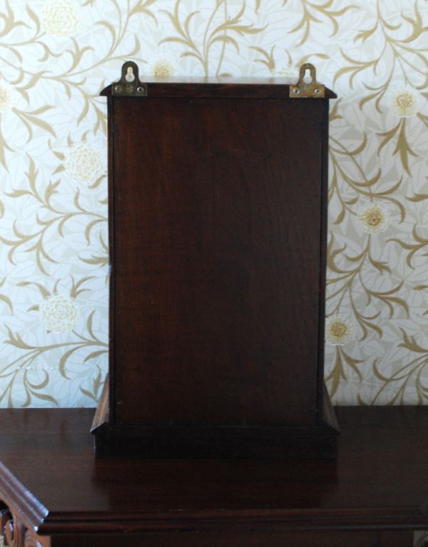 ウォールシェルフ・ウォールハンガー　アンティーク家具　英国の壁付けスモーカーズキャビネット、ガラス扉のアンティークウォールキャビネット 。きちんとメンテナンスしてあるので、裏側もキレイです。(k-1274-f)