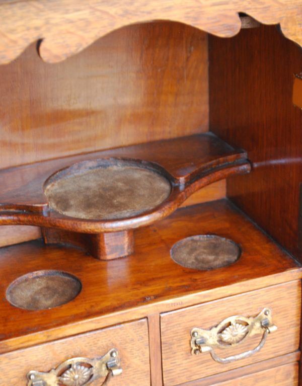 ウォールシェルフ・ウォールハンガー　アンティーク家具　英国の壁付けスモーカーズキャビネット、ガラス扉のアンティークウォールキャビネット 。中には棚が付いています。(k-1274-f)