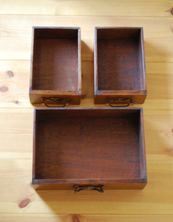 ウォールシェルフ・ウォールハンガー　アンティーク家具　英国の壁付けスモーカーズキャビネット、ガラス扉のアンティークウォールキャビネット 。引き出しは３杯付いています。(k-1274-f)