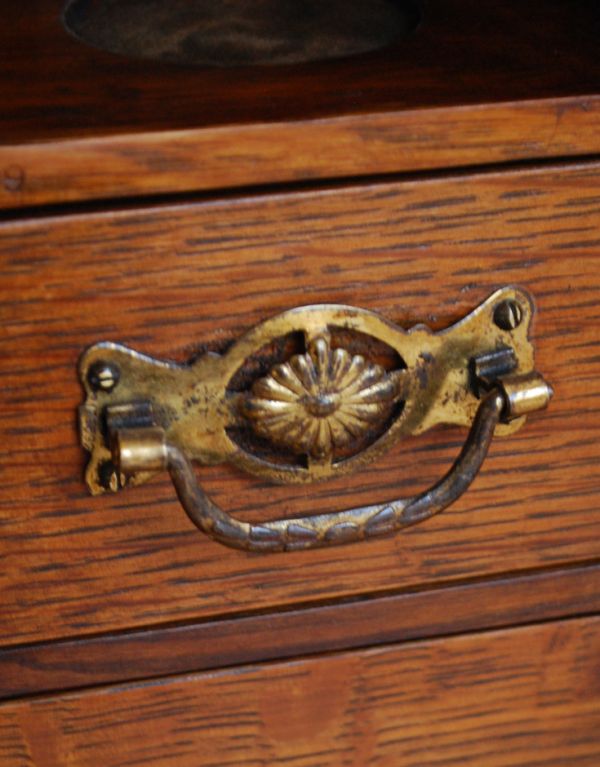 ウォールシェルフ・ウォールハンガー　アンティーク家具　英国の壁付けスモーカーズキャビネット、ガラス扉のアンティークウォールキャビネット 。引き出しの取っ手です。(k-1274-f)