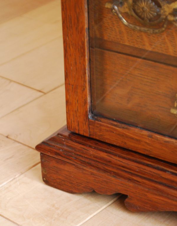 ウォールシェルフ・ウォールハンガー　アンティーク家具　英国の壁付けスモーカーズキャビネット、ガラス扉のアンティークウォールキャビネット 。土台の部分にも装飾が付いています。(k-1274-f)