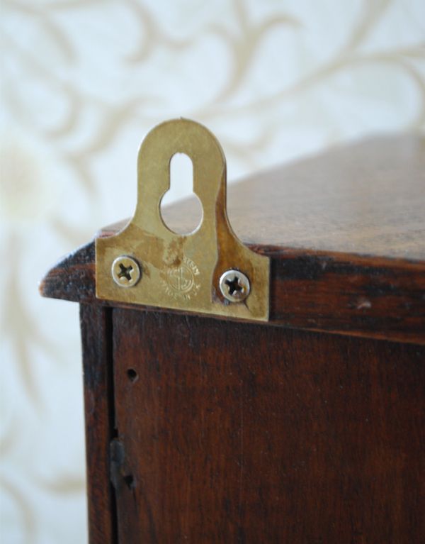 ウォールシェルフ・ウォールハンガー　アンティーク家具　英国の壁付けスモーカーズキャビネット、ガラス扉のアンティークウォールキャビネット 。壁に付ける際は、しっかりとネジで固定してください。(k-1274-f)