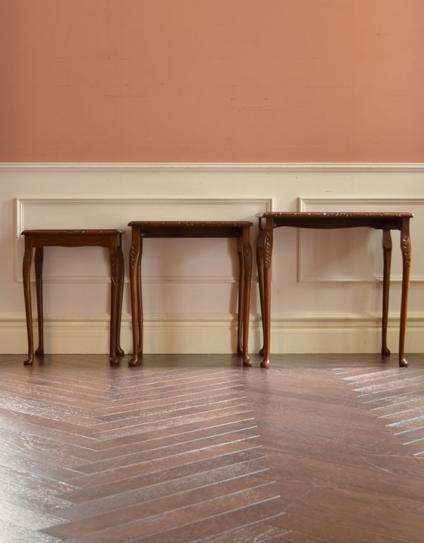 ロイドテーブル　アンティーク家具　英国のシックなアンティーク家具、３台セットのガラス天板ネストテーブル。大・中・小サイズのテーブルがセットでお届けします。(k-1275-f)