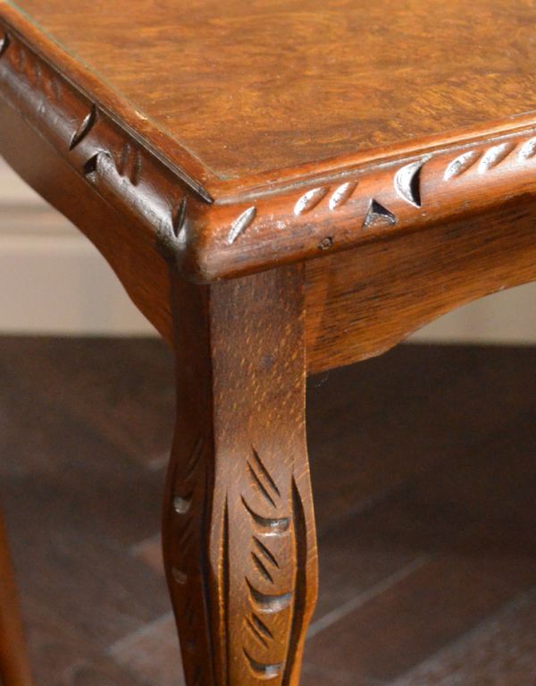 ロイドテーブル　アンティーク家具　英国のシックなアンティーク家具、３台セットのガラス天板ネストテーブル。角もキレイな状態です。(k-1275-f)