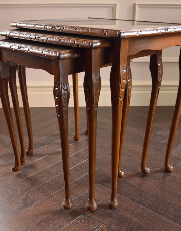 ロイドテーブル　アンティーク家具　英国のシックなアンティーク家具、３台セットのガラス天板ネストテーブル。このように美しく、コンパクトになります。(k-1275-f)