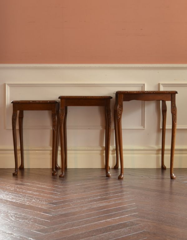 ロイドテーブル　アンティーク家具　英国のシックなアンティーク家具、３台セットのガラス天板ネストテーブル。脚にも装飾が。(k-1275-f)