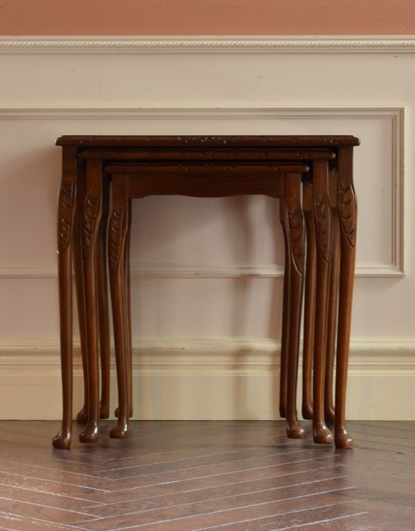 ロイドテーブル　アンティーク家具　英国のシックなアンティーク家具、３台セットのガラス天板ネストテーブル。正面から見てもピタッと収まっています。(k-1275-f)