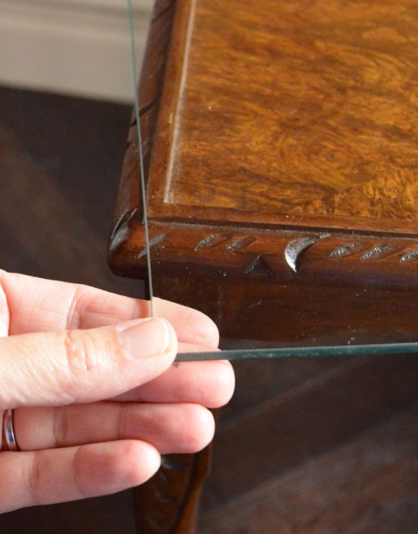 ロイドテーブル　アンティーク家具　英国のシックなアンティーク家具、３台セットのガラス天板ネストテーブル。ガラスが入っているので、水拭きでお掃除しやすいです。(k-1275-f)