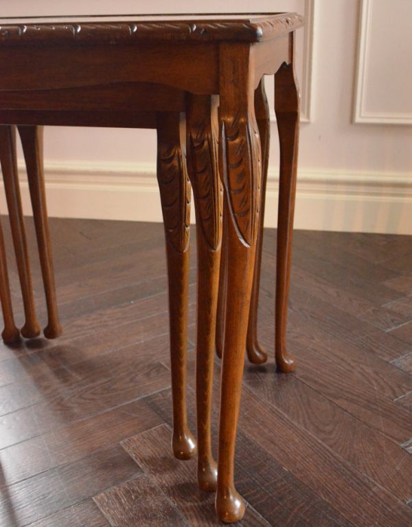 ロイドテーブル　アンティーク家具　英国のシックなアンティーク家具、３台セットのガラス天板ネストテーブル。キチンとお直ししてありますので、安定感のある脚です。(k-1275-f)