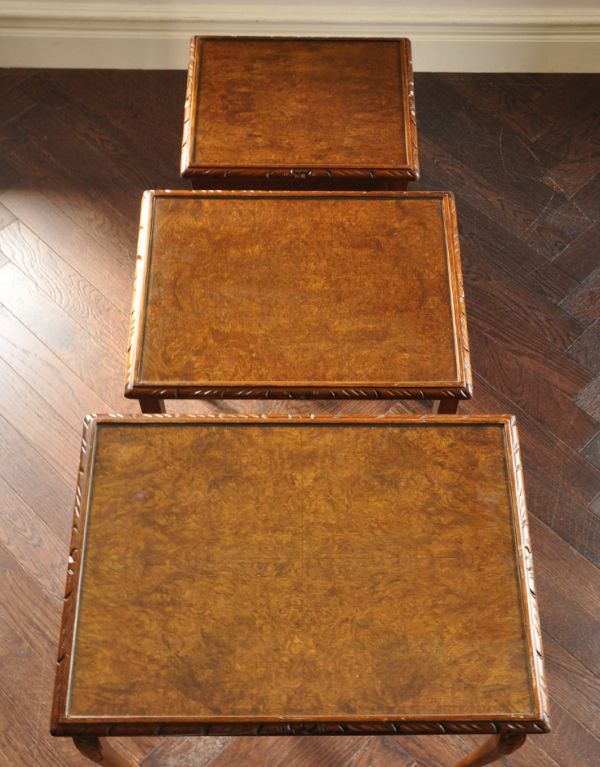 ロイドテーブル　アンティーク家具　英国のシックなアンティーク家具、３台セットのガラス天板ネストテーブル。天板もピカピカにお直ししました。(k-1275-f)