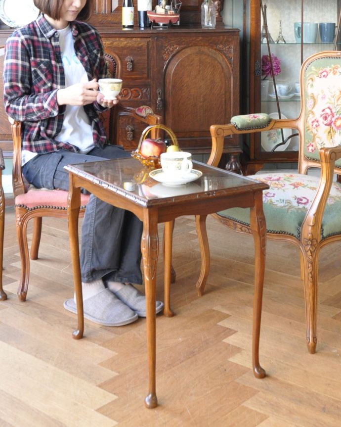 ロイドテーブル　アンティーク家具　英国のシックなアンティーク家具、３台セットのガラス天板ネストテーブル。使い方も自由自在。(k-1275-f)