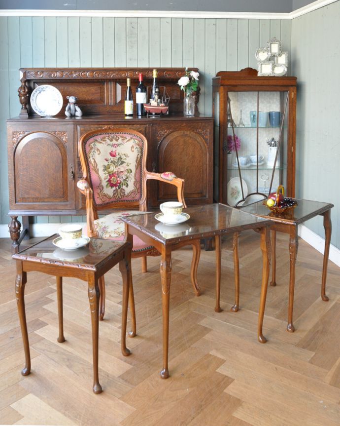 ロイドテーブル　アンティーク家具　英国のシックなアンティーク家具、３台セットのガラス天板ネストテーブル。うっとりしちゃう美しいフォルム･･･やっぱり猫脚のテーブルはお部屋を華やかにしてくれるんです。(k-1275-f)