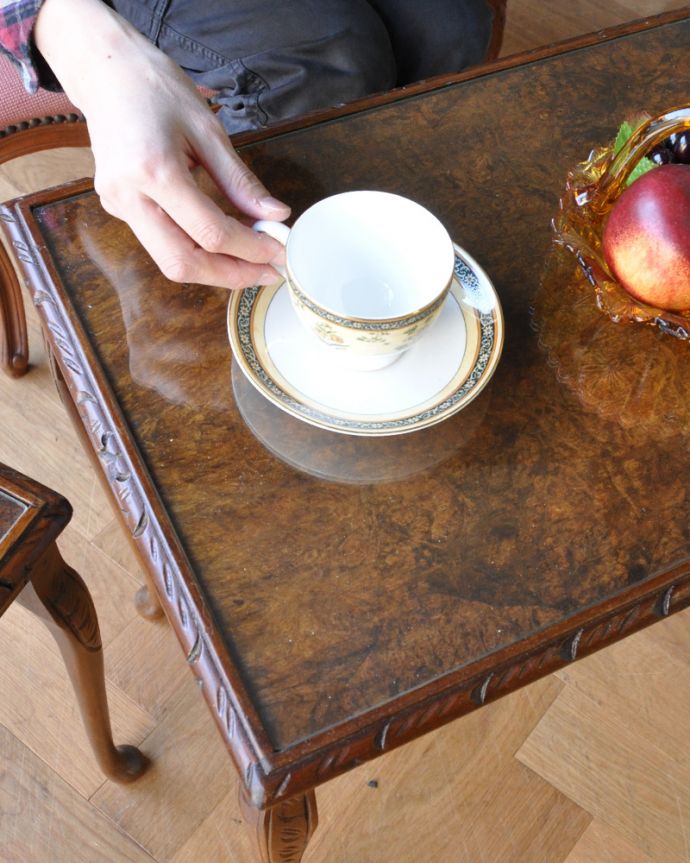 ロイドテーブル　アンティーク家具　英国のシックなアンティーク家具、３台セットのガラス天板ネストテーブル。芸術品のように美しい木目の天板何を置いても、なんだかワクワクしちゃう・・・。(k-1275-f)