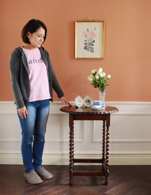 ロイドテーブル アンティーク家具 素敵なアンティークの英国家具、ツイスト脚のオケージョナルテーブル。お部屋の片隅に置いてあるだけでオシャレな空気に!(モデルの身長は158cmです)。(k-1277-f)