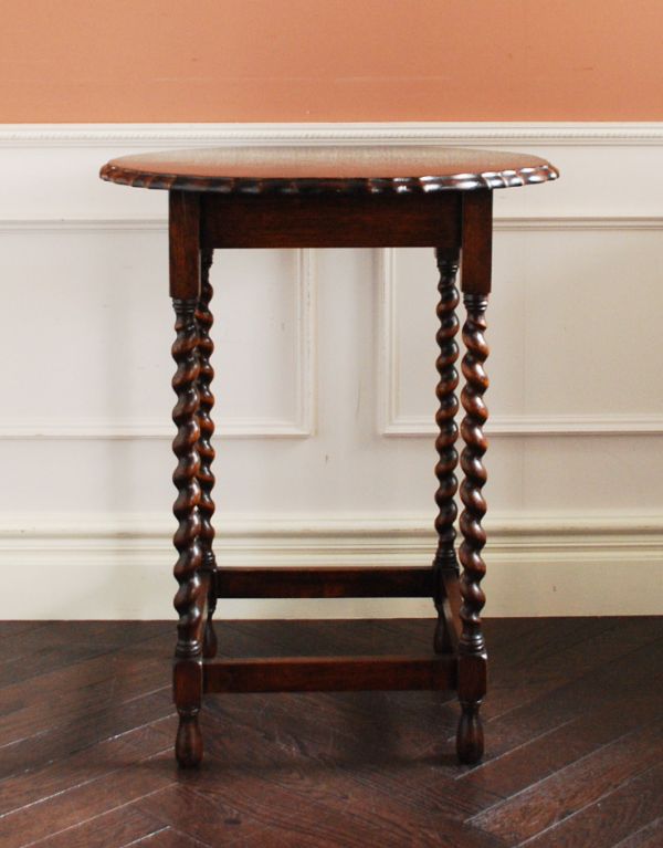 ロイドテーブル アンティーク家具 素敵なアンティークの英国家具、ツイスト脚のオケージョナルテーブル。どこでも使える便利なオケージョナルテーブル。(k-1277-f)