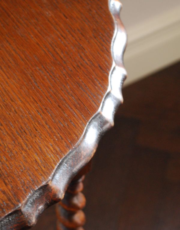 ロイドテーブル アンティーク家具 素敵なアンティークの英国家具、ツイスト脚のオケージョナルテーブル。天板の縁が丸いので安心です。(k-1277-f)