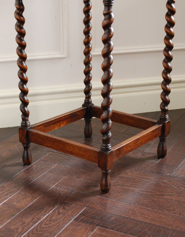 ロイドテーブル アンティーク家具 素敵なアンティークの英国家具、ツイスト脚のオケージョナルテーブル。丸い足先が可愛らしいです。(k-1277-f)