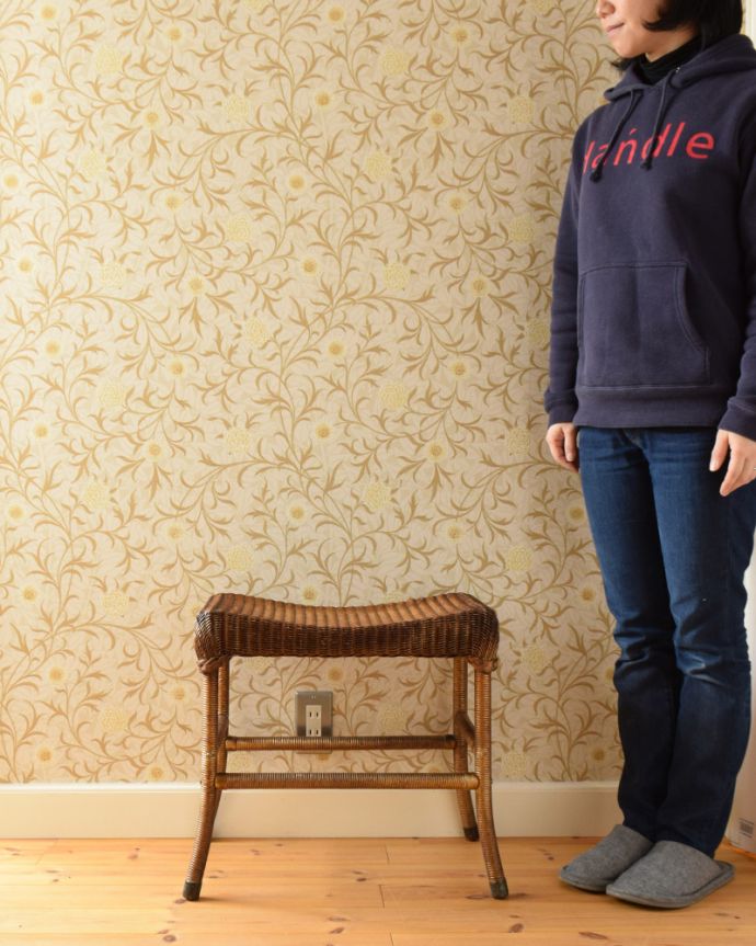 ロイドルーム　アンティーク チェア　ゴールドカラーのスツール、アンティークのロイドルームチェア。座面は座りやすいように緩くカーブしています。(k-1277k-c)