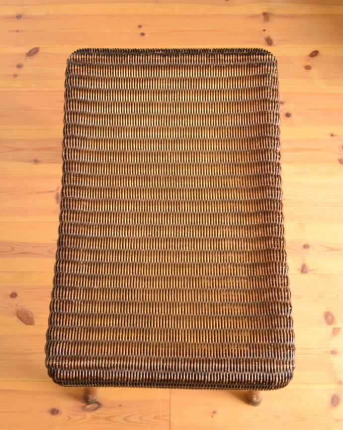 ロイドルーム　アンティーク チェア　ゴールドカラーのスツール、アンティークのロイドルームチェア。座面は広々していて、キレイにペイントされています。(k-1277k-c)