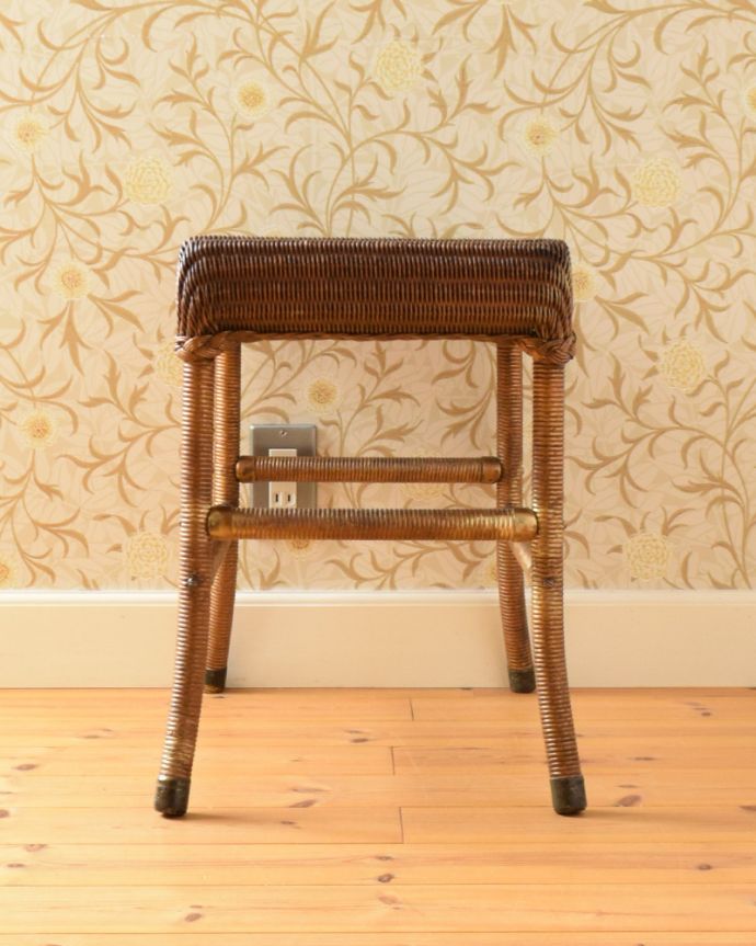 ロイドルーム　アンティーク チェア　ゴールドカラーのスツール、アンティークのロイドルームチェア。横から見た感じです。(k-1277k-c)