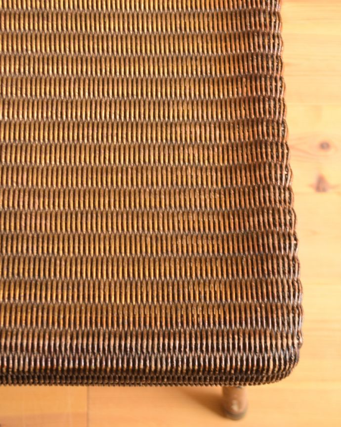 ロイドルーム　アンティーク チェア　ゴールドカラーのスツール、アンティークのロイドルームチェア。アンティークとして使える頑丈さが魅力です。(k-1277k-c)