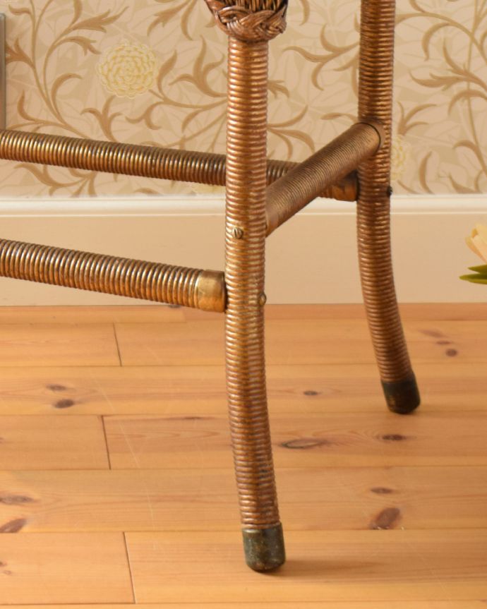 ロイドルーム　アンティーク チェア　ゴールドカラーのスツール、アンティークのロイドルームチェア。メンテナンスをしっかりしているので大柄な男性でも安心してお掛けください。(k-1277k-c)