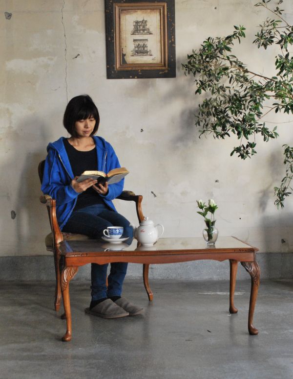 ロイドテーブル　アンティーク家具　エレガントなアンティーク家具、ガラス天板のコーヒーテーブル。どこでも置けるちょうどいいサイズのテーブル。(k-1279-f)