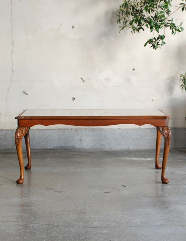 ロイドテーブル　アンティーク家具　エレガントなアンティーク家具、ガラス天板のコーヒーテーブル。サイドテーブルにも最適！使いたいときに使いたいところに持ってこられる気軽さが魅力です。(k-1279-f)