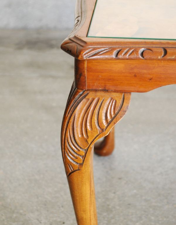 ロイドテーブル　アンティーク家具　エレガントなアンティーク家具、ガラス天板のコーヒーテーブル。職人のこだわりを感じる細やかな仕事がされています。(k-1279-f)