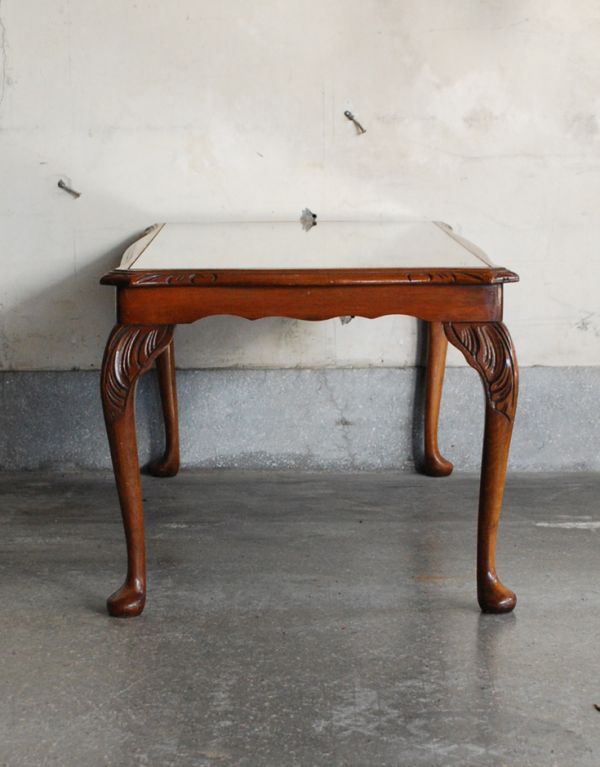 ロイドテーブル　アンティーク家具　エレガントなアンティーク家具、ガラス天板のコーヒーテーブル。お部屋の隙間に置いてお花を飾ってもいいですね。(k-1279-f)