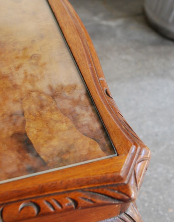 ロイドテーブル　アンティーク家具　エレガントなアンティーク家具、ガラス天板のコーヒーテーブル。ガラスが入っているので、お手入れもラクラクです。(k-1279-f)