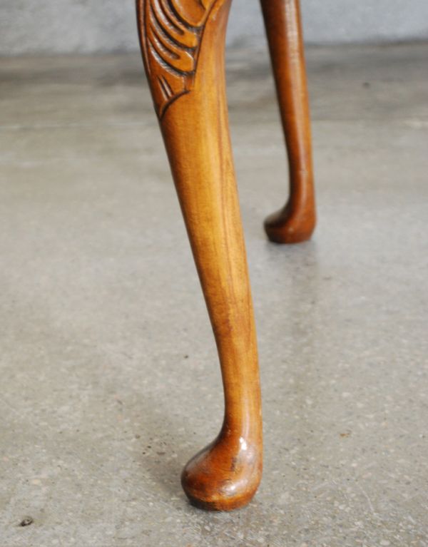 ロイドテーブル　アンティーク家具　エレガントなアンティーク家具、ガラス天板のコーヒーテーブル。たっぷりと彫が入った脚の装飾がオシャレです。(k-1279-f)