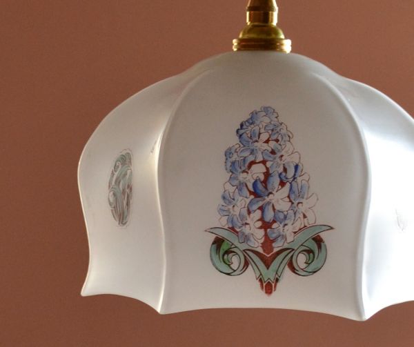 ペンダントライト　照明・ライティング　ヒヤシンスが可愛いイギリスからやってきたアンティークペンダントライト。シェードは、アンティークのため、誤差があったり、キズ、汚れが入っている場合もあります。(k-1279-z)