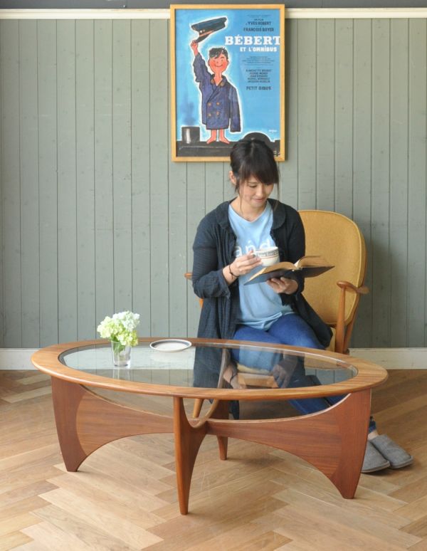 ロイドテーブル アンティーク家具 ヴィンテージの北欧インテリア、ガラス天板のG-PLANのコーヒーテーブル。天板が広いので、ゆったりとお使い頂けます。(k-1280-f)