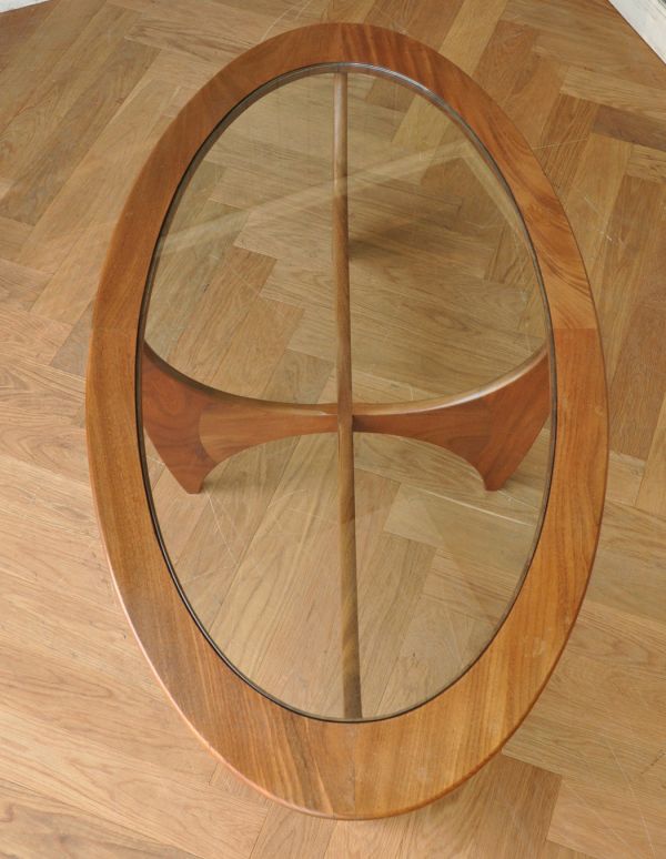 ロイドテーブル アンティーク家具 ヴィンテージの北欧インテリア、ガラス天板のG-PLANのコーヒーテーブル。楕円形の天板です。(k-1280-f)