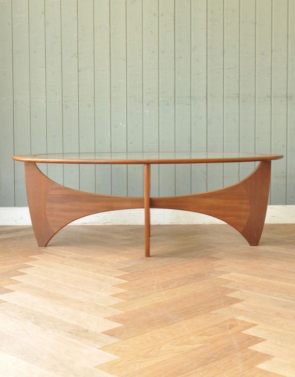 ロイドテーブル アンティーク家具 ヴィンテージの北欧インテリア、ガラス天板のG-PLANのコーヒーテーブル。人気の北欧インテリアやシンプルモダンのお部屋にもピッタリですよ。(k-1280-f)