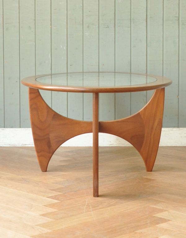 ロイドテーブル アンティーク家具 ヴィンテージの北欧インテリア、ガラス天板のG-PLANのコーヒーテーブル。クロスになった脚元には、文庫本などが置いておけるのでとっても便利。(k-1280-f)