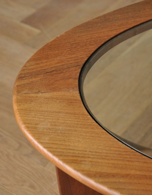 ロイドテーブル アンティーク家具 ヴィンテージの北欧インテリア、ガラス天板のG-PLANのコーヒーテーブル。ガラス部分は取り外しできるようになっているので、模様替えやお手入れの際も嬉しいですよね。(k-1280-f)