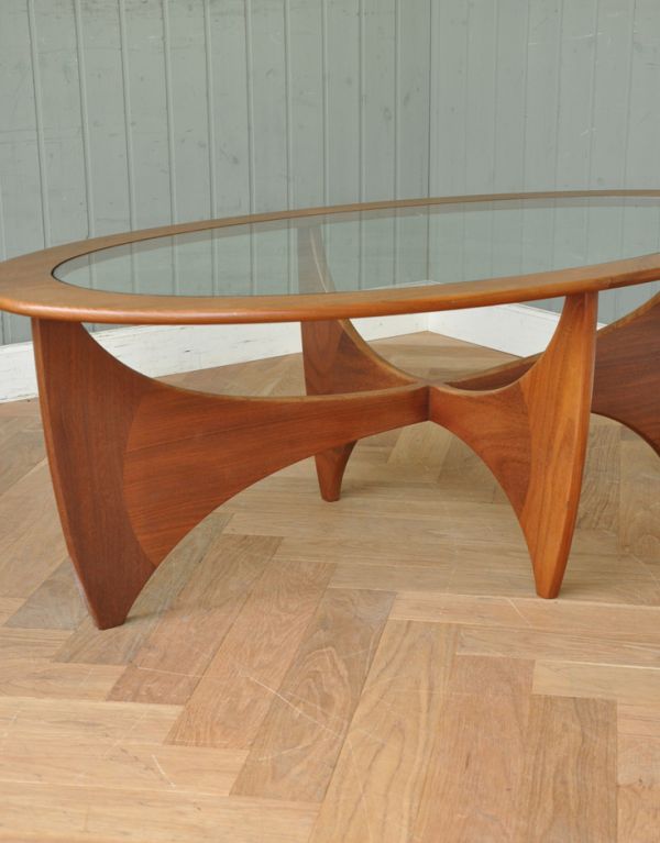 ロイドテーブル アンティーク家具 ヴィンテージの北欧インテリア、ガラス天板のG-PLANのコーヒーテーブル。脚のデザインがスタイリッシュでかっこいい!きちんと支えますのでご安心ください。(k-1280-f)