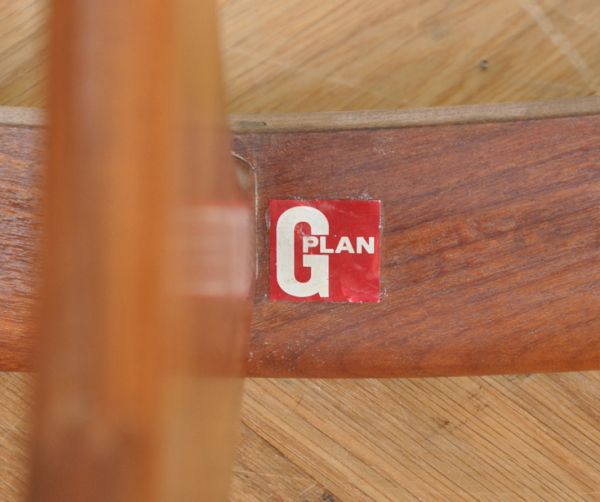 ロイドテーブル アンティーク家具 ヴィンテージの北欧インテリア、ガラス天板のG-PLANのコーヒーテーブル。G-planのタグが残っていました。(k-1280-f)