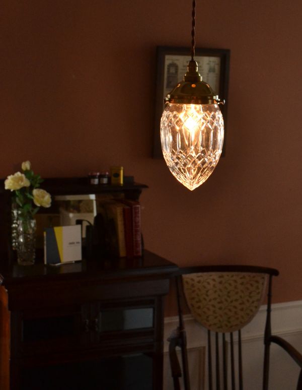 ペンダントライト　照明・ライティング　キラキラ輝くアンティークシェード、イギリスペンダントライト。アンティーク家具との相性も抜群のガラスシェードです。(k-1280-z)